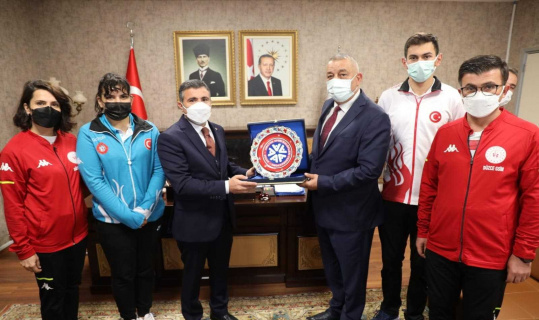 Sporcular Vali Atay’ı ziyaret etti Sporcular Vali Atay’ı ziyaret etti