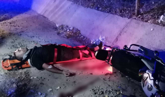 Taklalar atan motosiklet kanala düştü: 2 yaralı