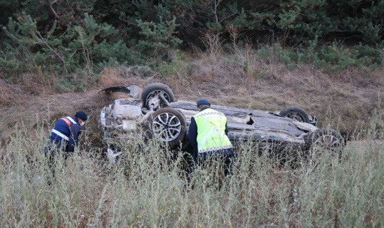 TEM’de bariyerleri parçalayan otomobil şarampole devrildi: 5 yaralı