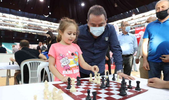 7-12 yaş arası katılımcılarla satranç turnuvası