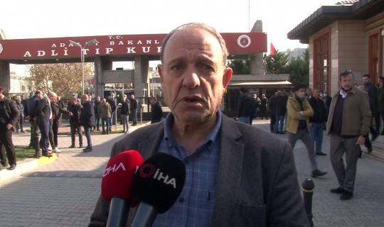 Bağcılar’da öldürülen 3 kişinin ailesinin Adli Tıp Kurumu önündeki bekleyişi sürüyor