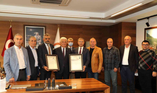 Başkan Gürün’e babasının sicil defterinin kopyası hediye edildi