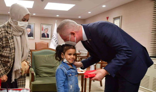Bayrak sevgisi kameralara yansıyan küçük kız, Vali Gül ile bir araya geldi