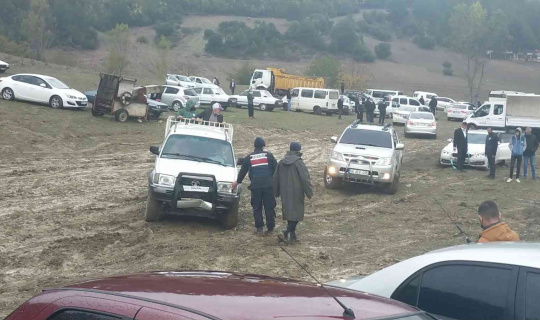 Çamura saplanan araçları kurtarma seferberliği