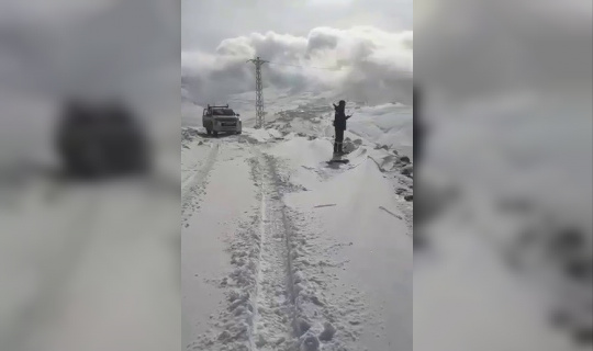 Enerji hatlarındaki arızaya zorlu müdahale Enerji hatlarındaki arızaya zorlu müdahale