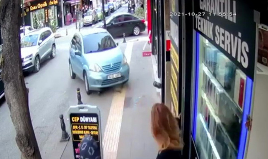 Pendik’te kaza yapan otomobil kaldırıma çıktı, iki yaya saniyelerle kurtuldu
