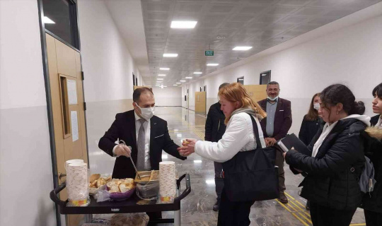 ÜNİVERSİTE ÖĞRENCİLERİNE SICAK ÇORBA İKRAMI İÇİMİZ ISINDI