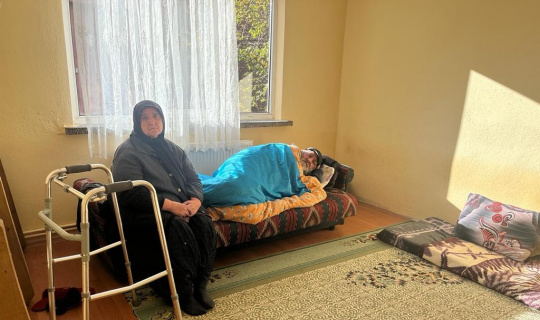 Yarım asır birlikte yaşadığı engelli eşine bakmak için çabalıyor
