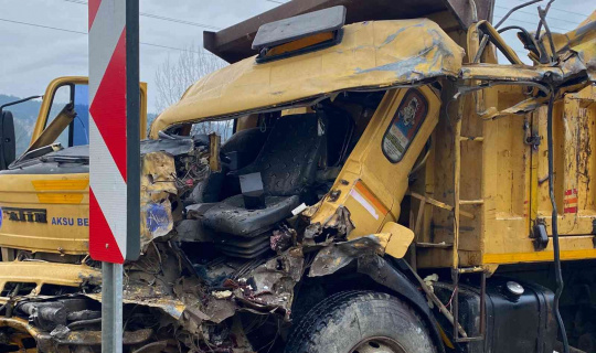 Antalya’da kamyon tırla çarpıştı: 1 ölü