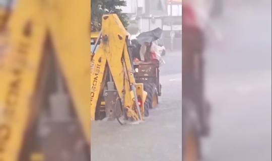 Antalya’da mahsur kalan kadınlar, kepçeyle kurtarıldılar Antalya’da mahsur kalan kadınlar, kepçeyle kurtarıldılar