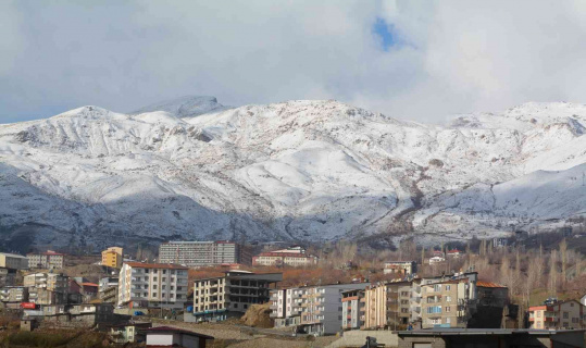Hakkari’nin Merzan mahallesine mevsimin ilk karı düştü Hakkari’nin Merzan mahallesine mevsimin ilk karı düştü