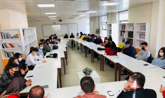 İsa Yazıcı, liseli gençlerin projelerini dinledi İsa Yazıcı, liseli gençlerin projelerini dinledi
