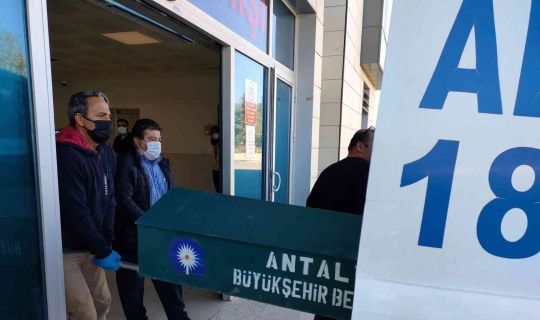 Maden göçüğünde ölen işçinin cenazesi morgdan alındı Maden göçüğünde ölen işçinin cenazesi morgdan alındı