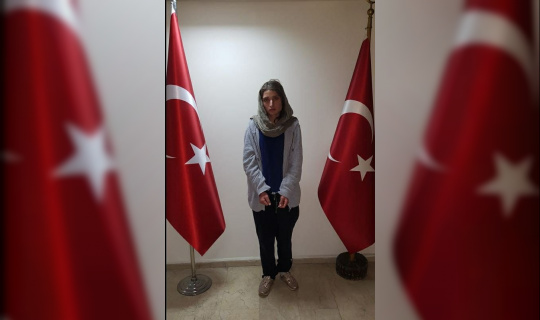 MİT’in operasyonuyla PKK/KCK’lı terörist Pervin Arslan ile örgütün sözde üst düzey sorumlularından Duran Kalkan’ın korumalığını yapan Emrah Adıgüzel Türkiye’ye getirildi. MİT’in operasyonuyla PKK/KCK’lı terörist Pervin Arslan ile örgütün sözde üst düzey sorumlularından Duran Kalkan’ın korumalığını yapan Emrah Adıgüzel Türkiye’ye getirildi.
