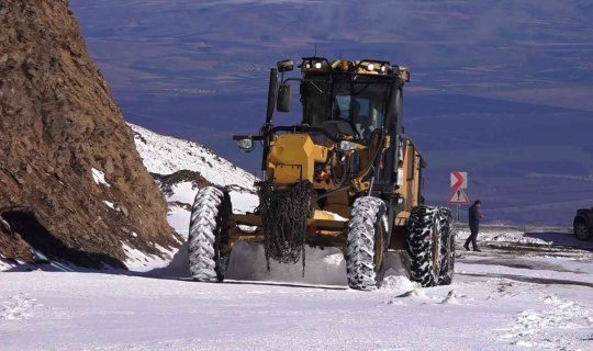 Muş’ta 10 köy ve 21 mezra yolu ulaşıma açıldı Muş’ta 10 köy ve 21 mezra yolu ulaşıma açıldı