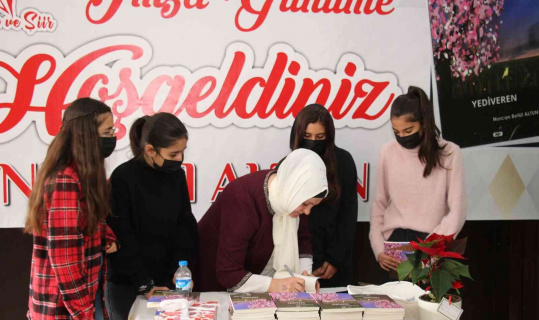 Oltulu ev hanımı şiir kitabına tanıtım ve imza günü yaptı