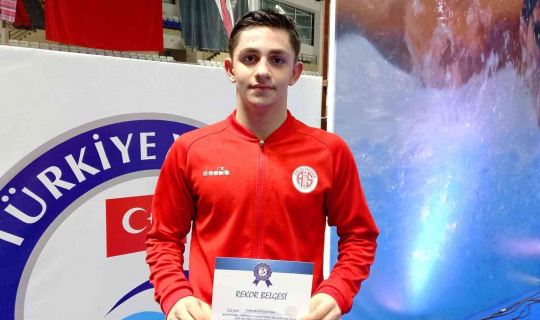 Antalyasporlu yüzücü Albayrak’tan 3 yeni Türkiye rekoru