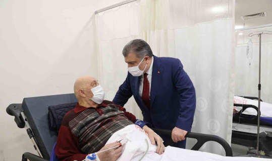 Bakan Koca, yeni yılın ilk gecesinde İstanbul’daki hastaneleri ziyaret etti