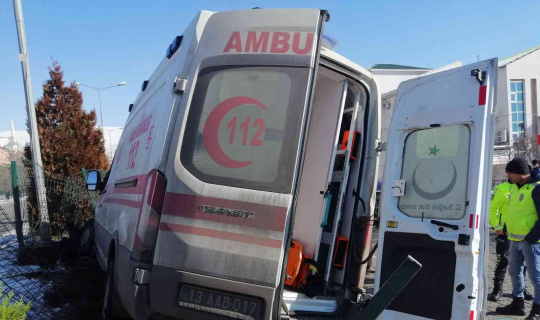 Bingöl’de ambulans ve otomobil çarpıştı: 5 yaralı