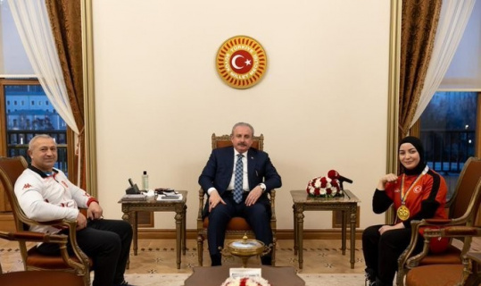 Dünya Bilek Güreşi Şampiyonu Esma Nur Çakmak’tan TBMM Başkanı Şentop’a ziyaret Dünya Bilek Güreşi Şampiyonu Esma Nur Çakmak’tan TBMM Başkanı Şentop’a ziyaret