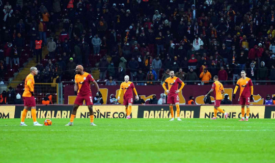 Galatasaray taraftarından yönetim ve futbolculara protesto Galatasaray taraftarından yönetim ve futbolculara protesto