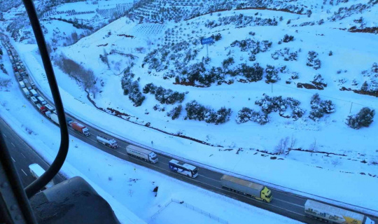 Gaziantep’te yolda mahsur kalan vatandaşlara jandarmadan kumanya ve yakıt yardımı Gaziantep’te yolda mahsur kalan vatandaşlara jandarmadan kumanya ve yakıt yardımı