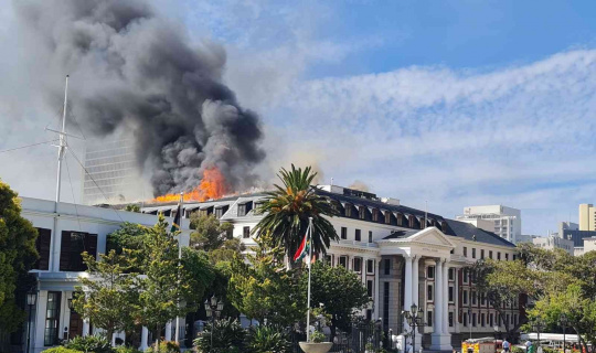 Güney Afrika’da parlamento binasında yeniden yangın çıktı