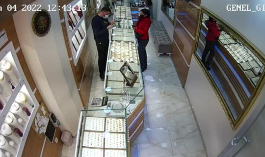 İstanbul’da kuyumculara sahte altın bilezik satan biri kadın 2 zanlı yakalandı