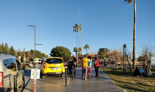 Kaldırıma yapılan taksi bekleme yeri tepki çekti Kaldırıma yapılan taksi bekleme yeri tepki çekti