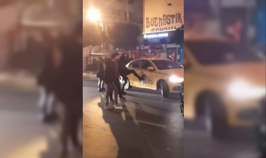 Karaköy’de yılbaşı gecesi taksiciye tekmeli saldırı kamerada