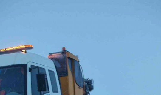 Kaygan yolda süt kamyonu devrildi: 1 yaralı
