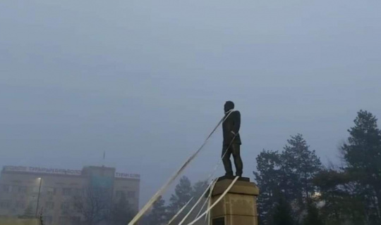 Kazakistan’da protestocular Nazarbayev’in heykelini yıkmaya çalıştı