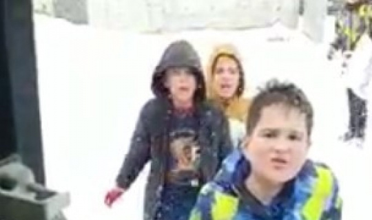 Kızakla kayan çocuklardan yolu temizlemeye gelen iş makinesi operatöründen iç ısıtan talep Kızakla kayan çocuklardan yolu temizlemeye gelen iş makinesi operatöründen iç ısıtan talep