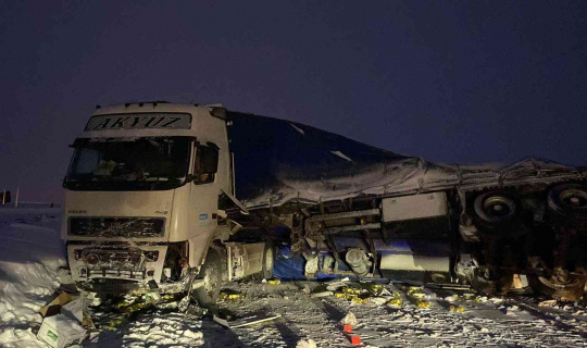 Kontrolden çıkan tırın dorsesi yan yattı, tonlarca sıvı yağ yola savruldu Kontrolden çıkan tırın dorsesi yan yattı, tonlarca sıvı yağ yola savruldu