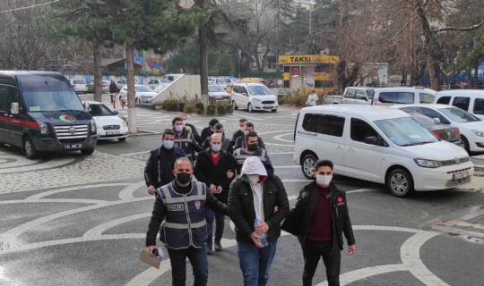Konya’da uyuşturucu sattığı tespit edilen 2 kişi tutukladı Konya’da uyuşturucu sattığı tespit edilen 2 kişi tutukladı