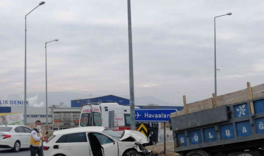 Otomobil ile traktör çarpıştı: 2 yaralı
