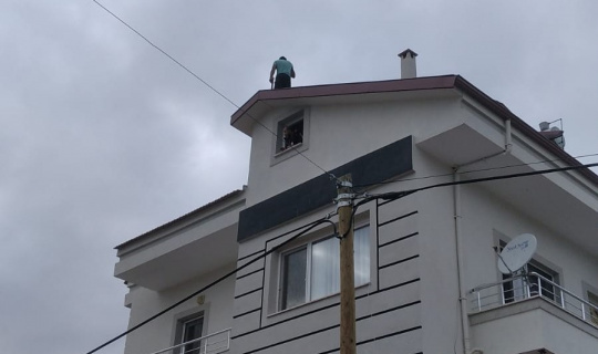 Polisten kaçtı, çatıya çıktı, sonunda gözaltına alındı Polisten kaçtı, çatıya çıktı, sonunda gözaltına alındı