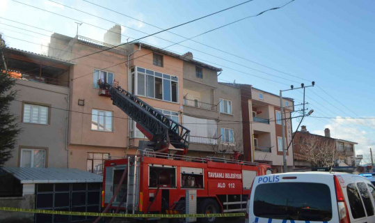 Tavşanlı’da 3 katlı binada yangın