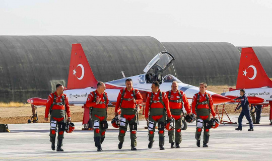 Türkiye’nin hava akrobasi timi "Türk Yıldızları" kapılarını İHA’ya açtı