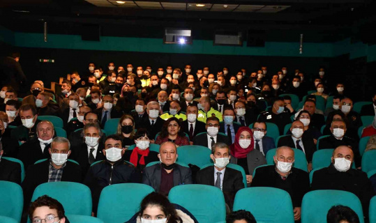 Vali Gürel öğrencilerle birlikte ‘Kesişme; İyi ki Varsın Eren’ filmini izledi Vali Gürel öğrencilerle birlikte ‘Kesişme; İyi ki Varsın Eren’ filmini izledi