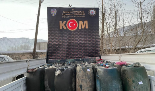 Van’da 200 adet av tüfeği ile 2 bin 100 litre kaçak mazot ele geçirildi Van’da 200 adet av tüfeği ile 2 bin 100 litre kaçak mazot ele geçirildi