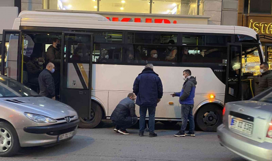 Yolcular kediyi fark etti, otobüs cadde ortasında durduruldu