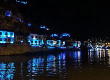 Amasya Kalesi ve Yalıboyu evleri maviye büründü