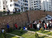 Elazığ’da otomobil istinat duvarından uçtu: 2 yaralı