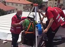 Isparta’da apartman boşluğuna düşen kedi halat sistemiyle kurtarıldı