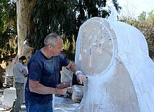 Sanatçılar yangınlar sonrası ibretlik heykel yapıyor