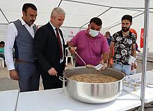 Şehit Aileleri Derneği’nden vatandaşlara aşure ikram etti