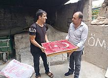 Yerde bulduğu bayrağı sanat eseri bir tabloya çevirerek şehit yakınlarına hediye etti