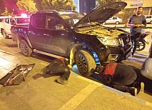 Aracın motor kısmına giren kediyi itfaiye çıkarttı