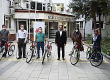 Aşı olup bisiklet ve altın kazandılar
